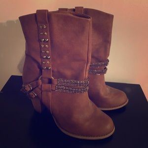 Ankle boots never worn!